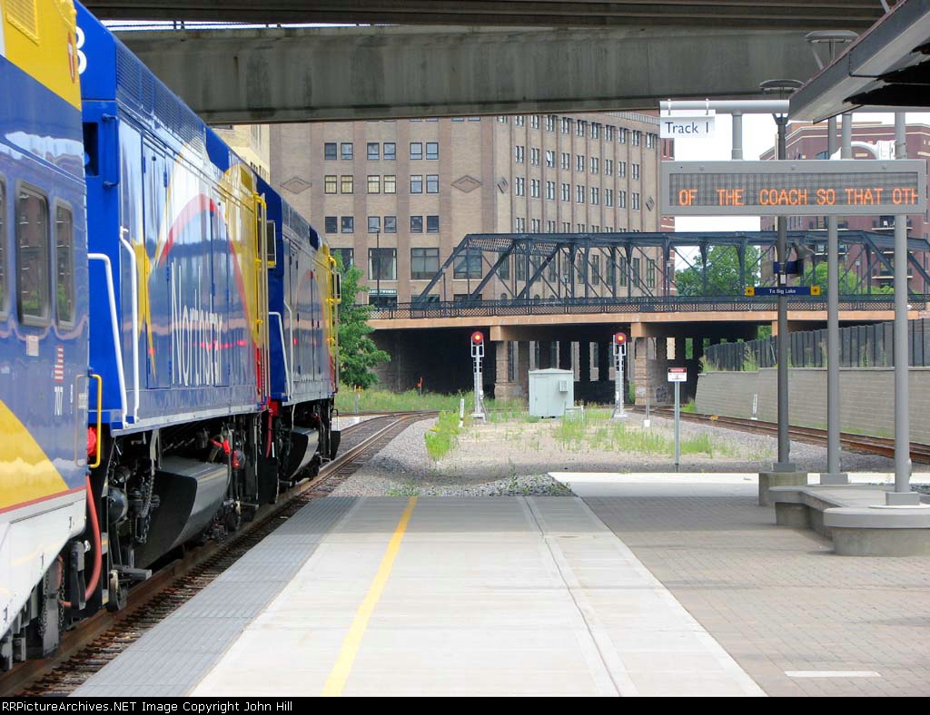 100801010-northstar-train-at-target-field-station